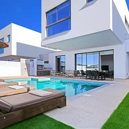 Princess Margaret Luxury פרוטאראס